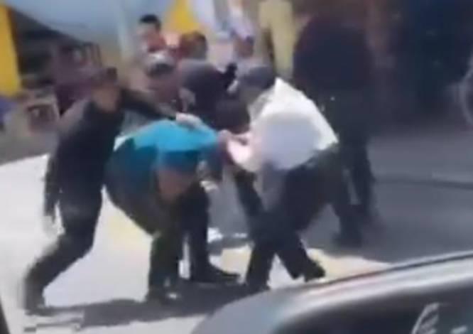 VIDEO Exhiben a policías y agentes de tránsito de Altepexi golpeando a ciudadano