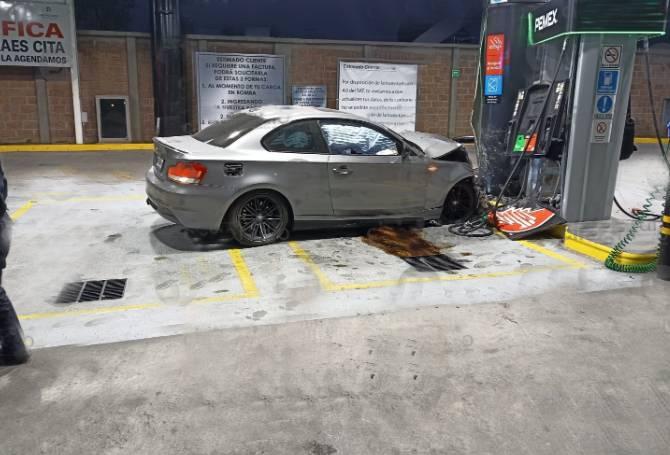 Conductora de BMW se estampa contra gasolinera en lateral de la Vía Atlixcáyotl