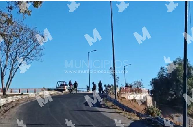 VIDEO Dejan cadáver embolsado con mensaje sobre la carretera Tlaxcala-Texmelucan