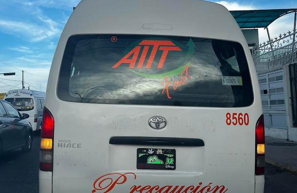 Unidades de la línea ATT circulan sin placas sobre la federal a Tehuacán 