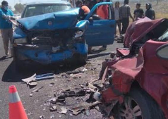 Dos lesionados deja choque de frente entre autos en Tlacotepec