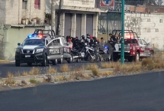 Caen dos jóvenes con moto robada y por agredir a policías en Texmelucan