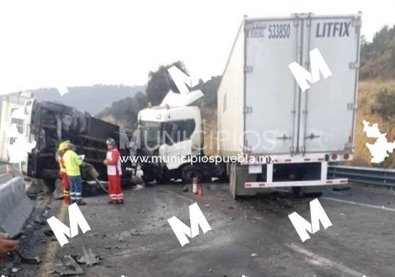 Choque de tráileres provoca cierre del Arco Norte a la altura de Españita