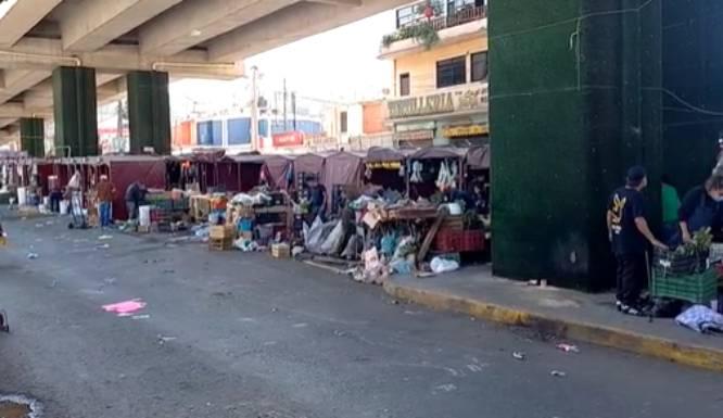 Desalojan a comerciantes ambulantes en el mercado Amalucan