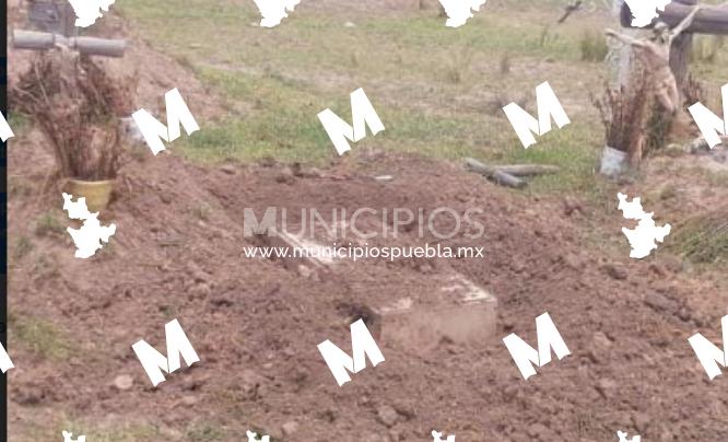 Hallan caja semienterrada con restos humanos en panteón de Hueyotlipan