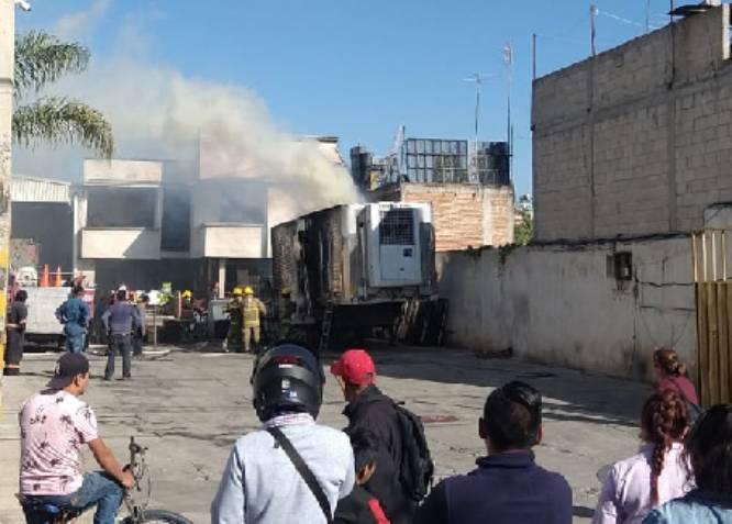 Vecinos y bomberos de Texmelucan sofocan incendio de caja de tráiler