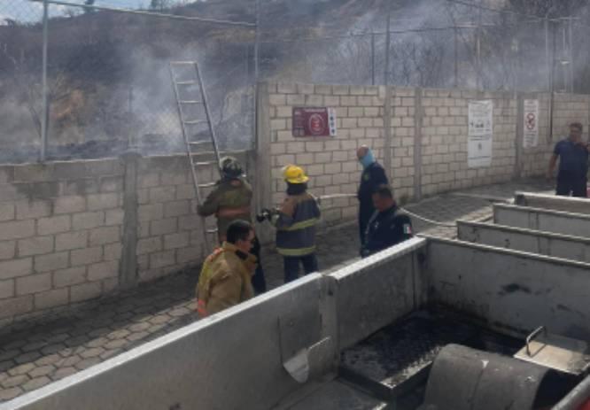 Acuden bomberos de Atlixco a detener incendio en fraccionamiento 