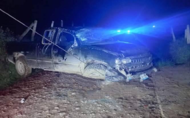 Huye joven tras volcar su camioneta en camino a Tlatlauquitepec