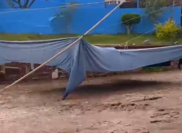 VIDEO Corriente de agua arrasa con negocio e inunda calles de Tulcingo  