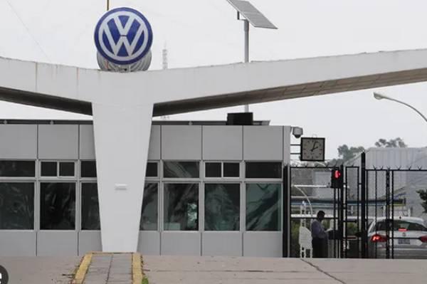 Por paro técnico reducirán salarios a trabajadores de Volkswagen