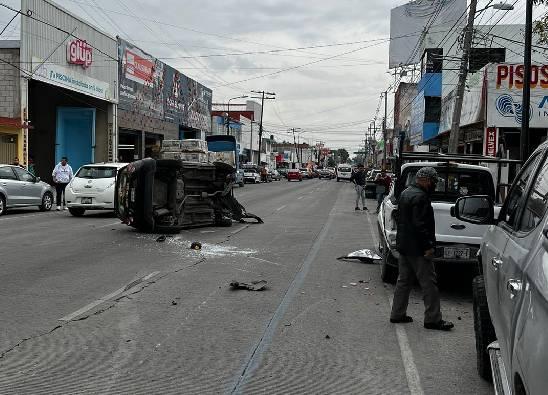 Taxi provoca caos vial y cuantiosos daños tras choque en la 25 Poniente