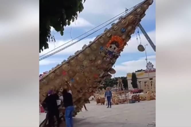 Se viraliza caída de árbol de navidad de Huaquechula  