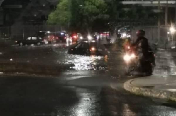 Lluvia deja autos varados e inundación en el mercado Hidalgo en Puebla