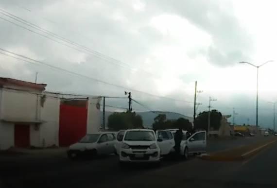 VIDEO Así roban autos en calles de Tecamachalco