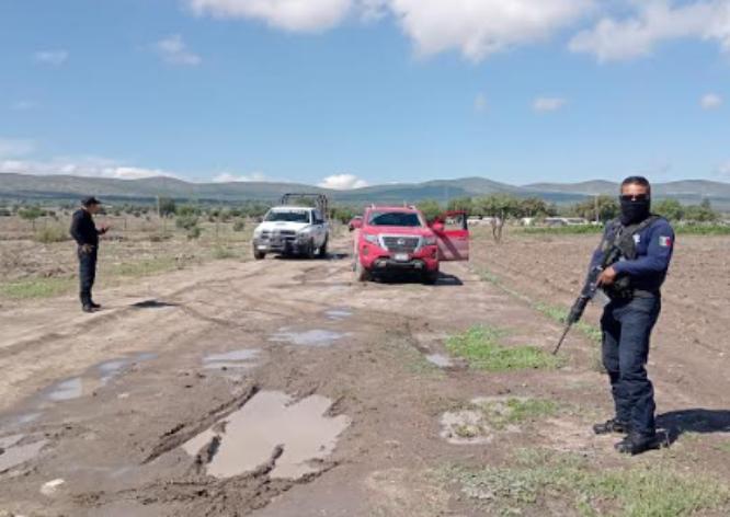 Ladrones abandonan camioneta robada sobre la carretera Tecamachalco-Tochtepec