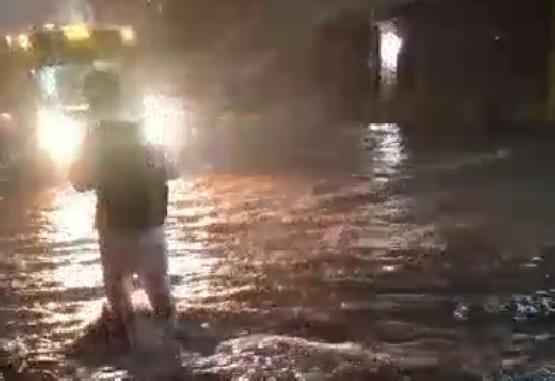 Fuertes lluvias en Tepeaca generan inundaciones de calles y establecimientos 