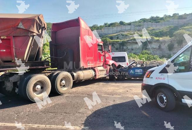 Choca tráiler contra unidad de clínica Anglo en Izúcar  