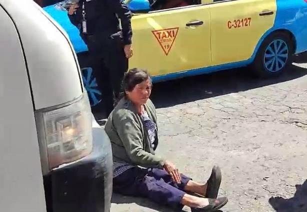 Unidad del transporte público arrolla a mujer en Atlixco