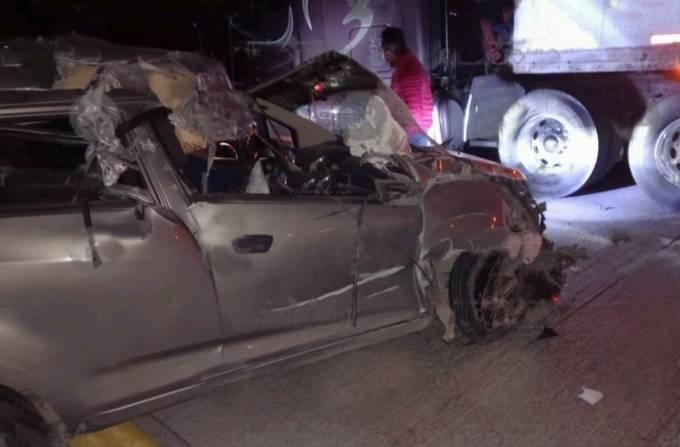 Auto se estrella contra tráiler y termina destrozado en la Puebla-Acatzingo