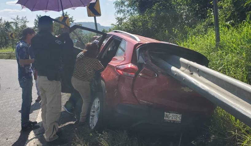 Se salva de milagro al chocar contra barra de contención en la Pachuca-Tuxpan