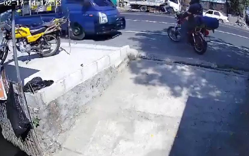 VIDEO Camioneta embiste a motociclista en carretera