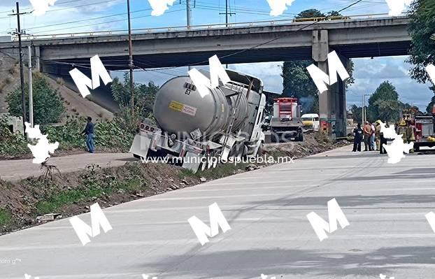 Queda varado tráiler cargado con sosa cáustica en Texmelucan