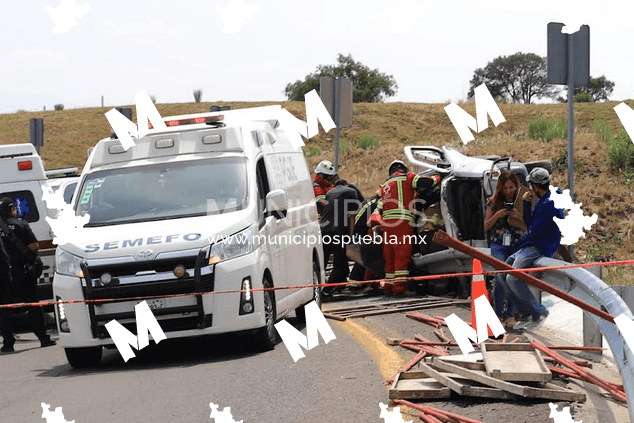 Un muerto deja volcadura de una camioneta en la autopista Puebla-Tlaxcala