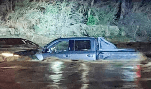 Rescatan a hombre que era arrastrado por el río Tizaac en Acatlán