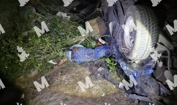 Se va con todo y camioneta a barranco y muere en Huauchinango