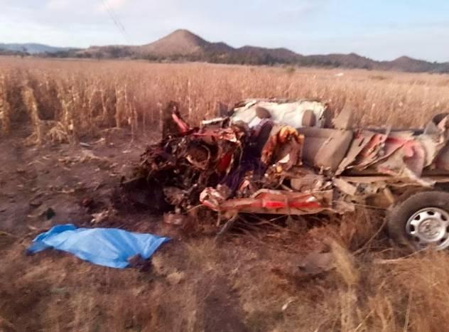 Mueren dos tras chocar su camioneta con tractocamión en la carretera El Seco-Azumbilla