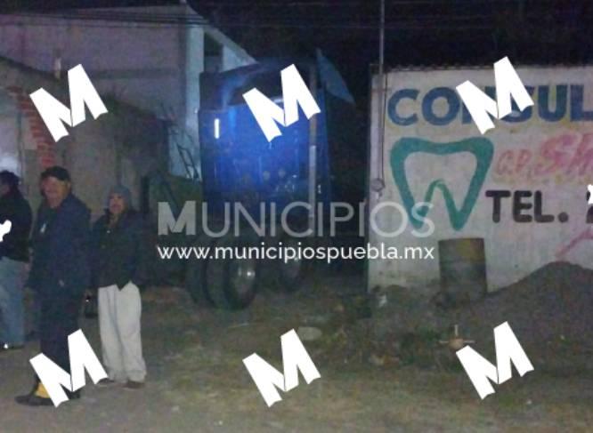 Tráiler choca contra una casa y cuatro autos en Tlahuapan