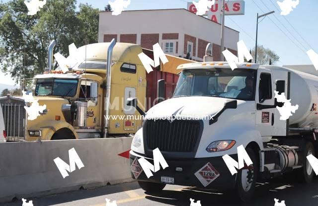 Con marcha lenta transportistas toman la caseta de peaje en Texmelucan