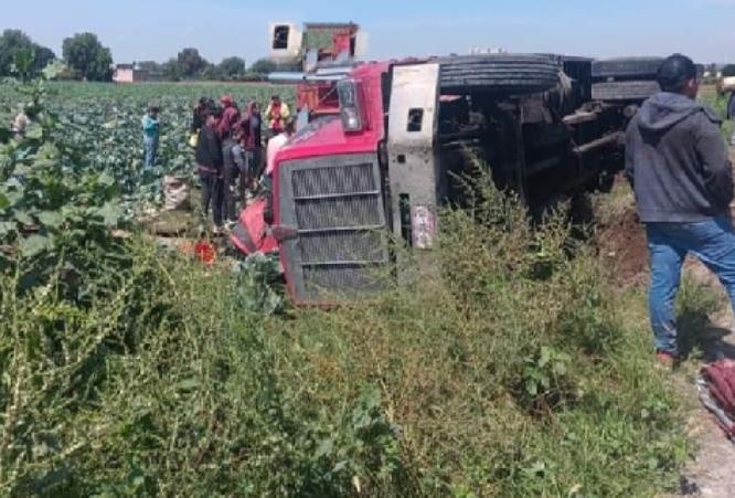 Vuelca camión con legumbres en comunidad de Acatzingo