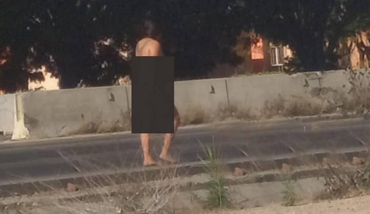 Captan a mujer desnuda caminando sobre Periférico frente a Los Héroes