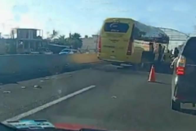 Autobús de la línea Oro choca contra puente en la carretera Izúcar-Atlixco