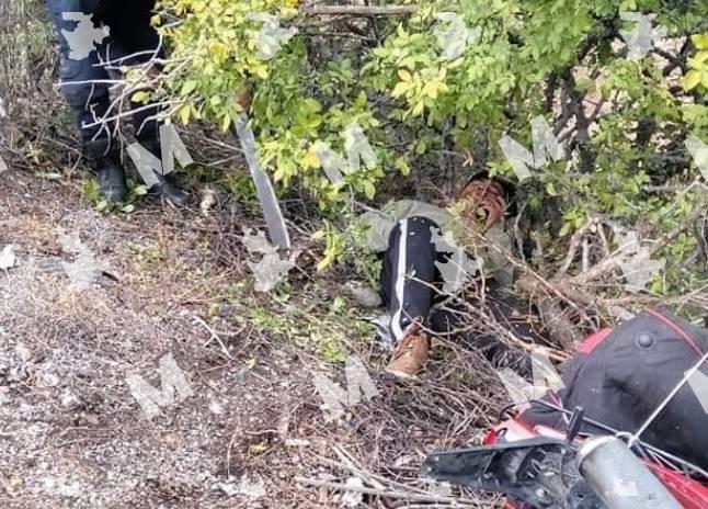 Motociclista derrapa y se sale de la cinta asfáltica en Acatlán