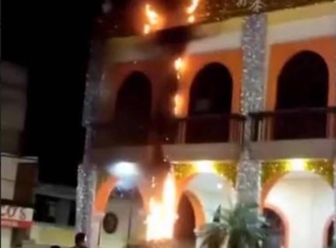 Se incendia adorno navideño del palacio municipal de Ajalpan  