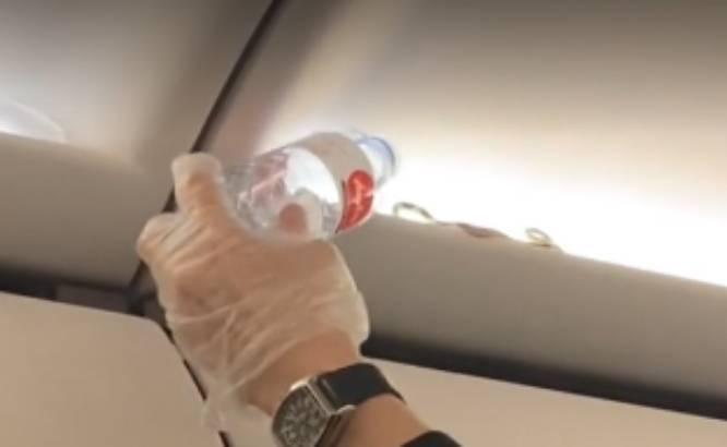 VIDEO Captan a serpiente en avión que volaba de Bangkok a Phuket