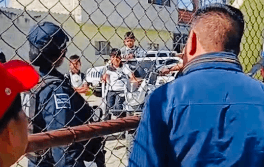 Tensión este lunes en primaria de Atlixco entre padres, directivos y supervisor