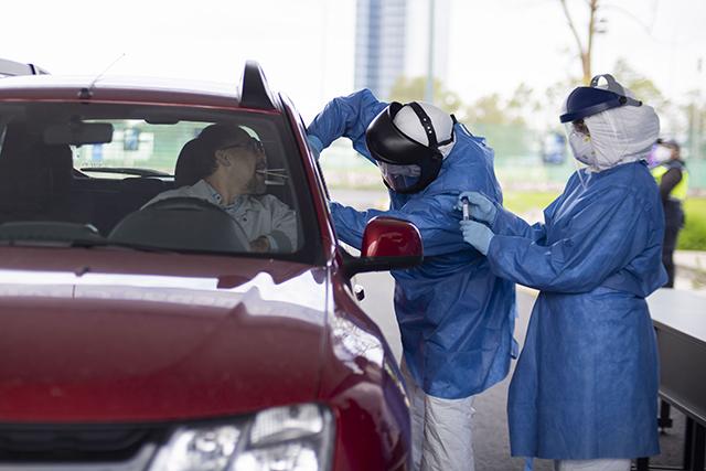 Rector de la BUAP exhorta a hacerse la prueba COVID sin bajarse del auto