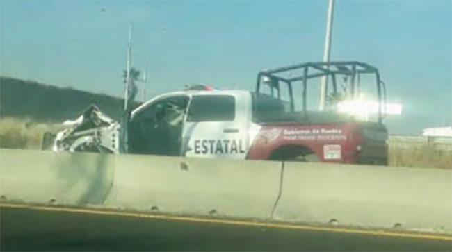 Patrulla de la policía estatal no alcanza a frenar y choca en Atlixco