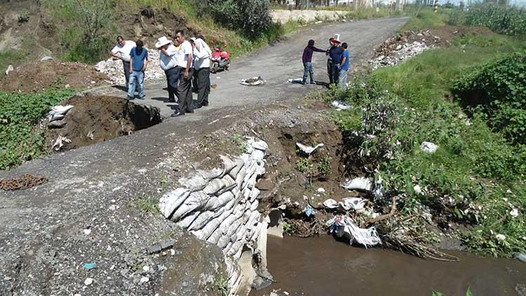 Colapsa alcantarilla hecha con costales en Xalmimilulco