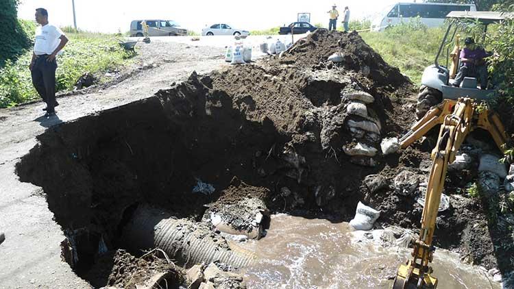 Colapsa alcantarilla hecha con costales en Xalmimilulco