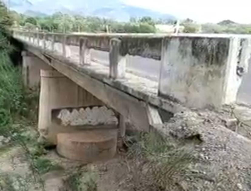 Por riesgo de colapso, cierran parcialmente puente en Coxcatlán