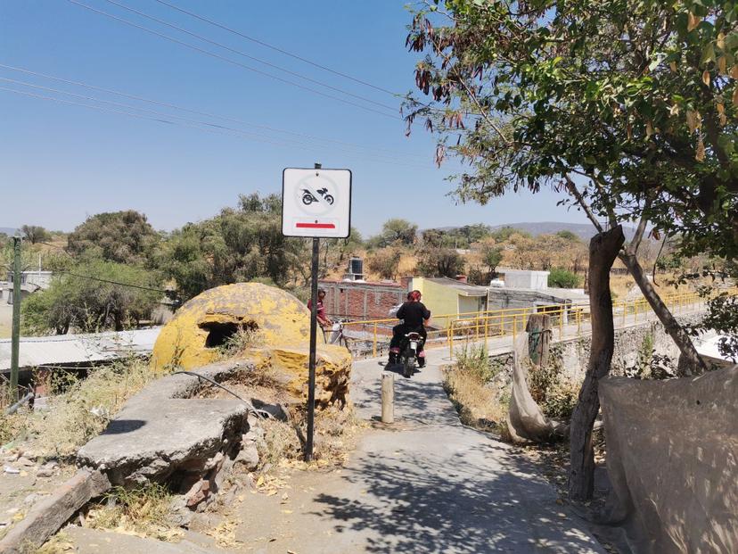 Motociclistas no respetan puentes peatonales en Izúcar