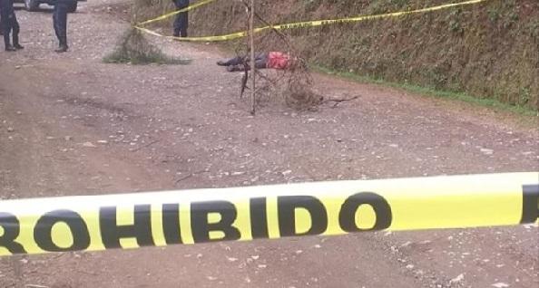 Hallan sin vida a bolero sobre camino a Huauchinango