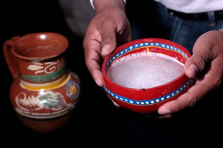 Crean pulque sin alcohol para vender en la Mixteca