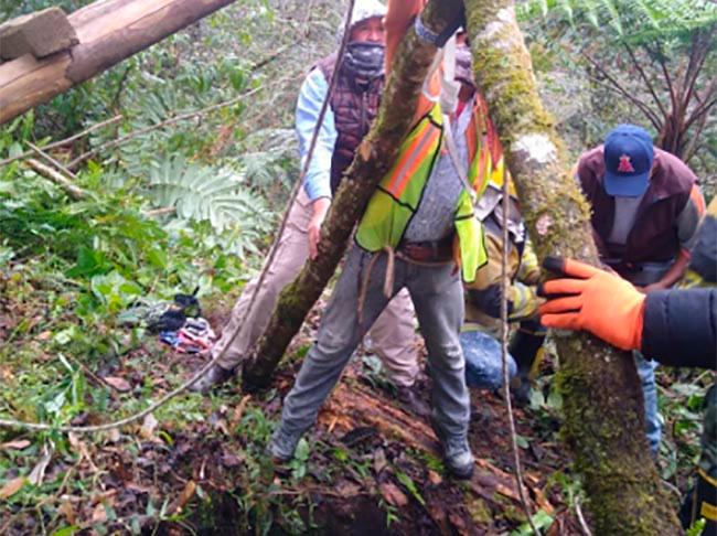 Rescatan del fondo de un pozo a hombre en Tenango de las Flores