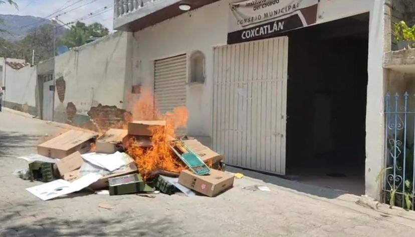 Queman urnas en Coxcatlán