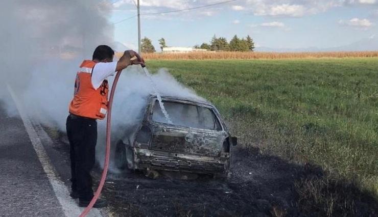 Tras accidente se incendia unidad en Rafael Lara Grajales